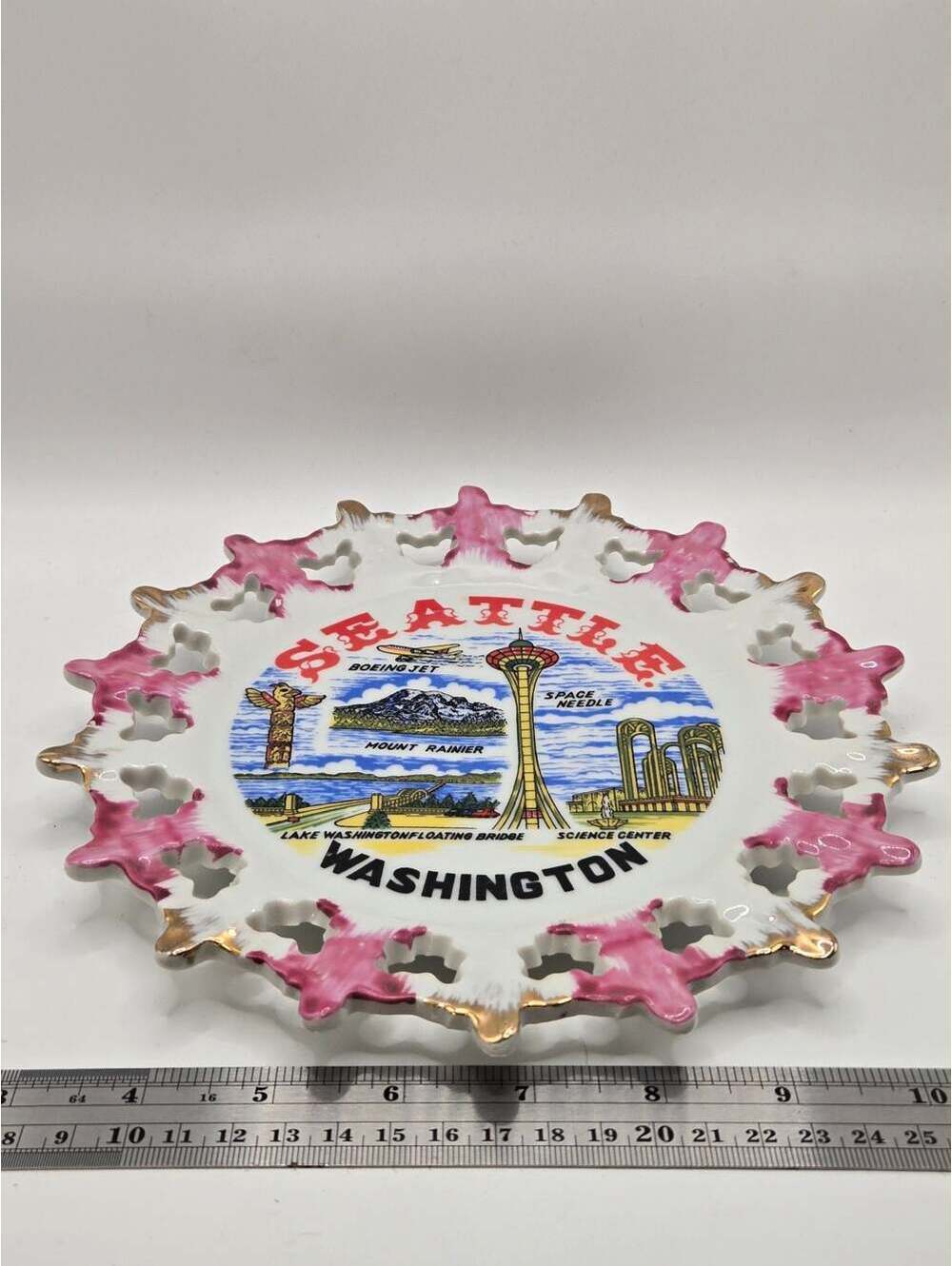 Vintage Seattle Souvenir Plate: Gold Lattice Rim, Decorative Wall Hanging - ,